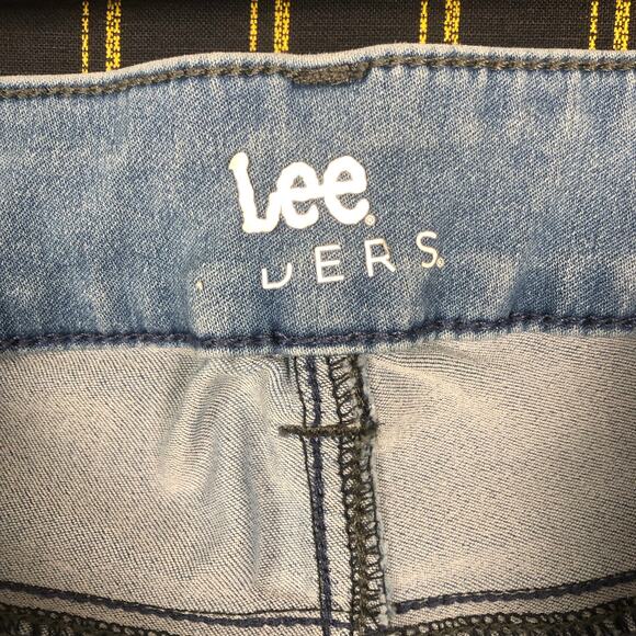 Women Lee Riders Size 10M Regular Fit Midrise Light Blue Capri Jeans Approx 32in - Picture 6 of 8